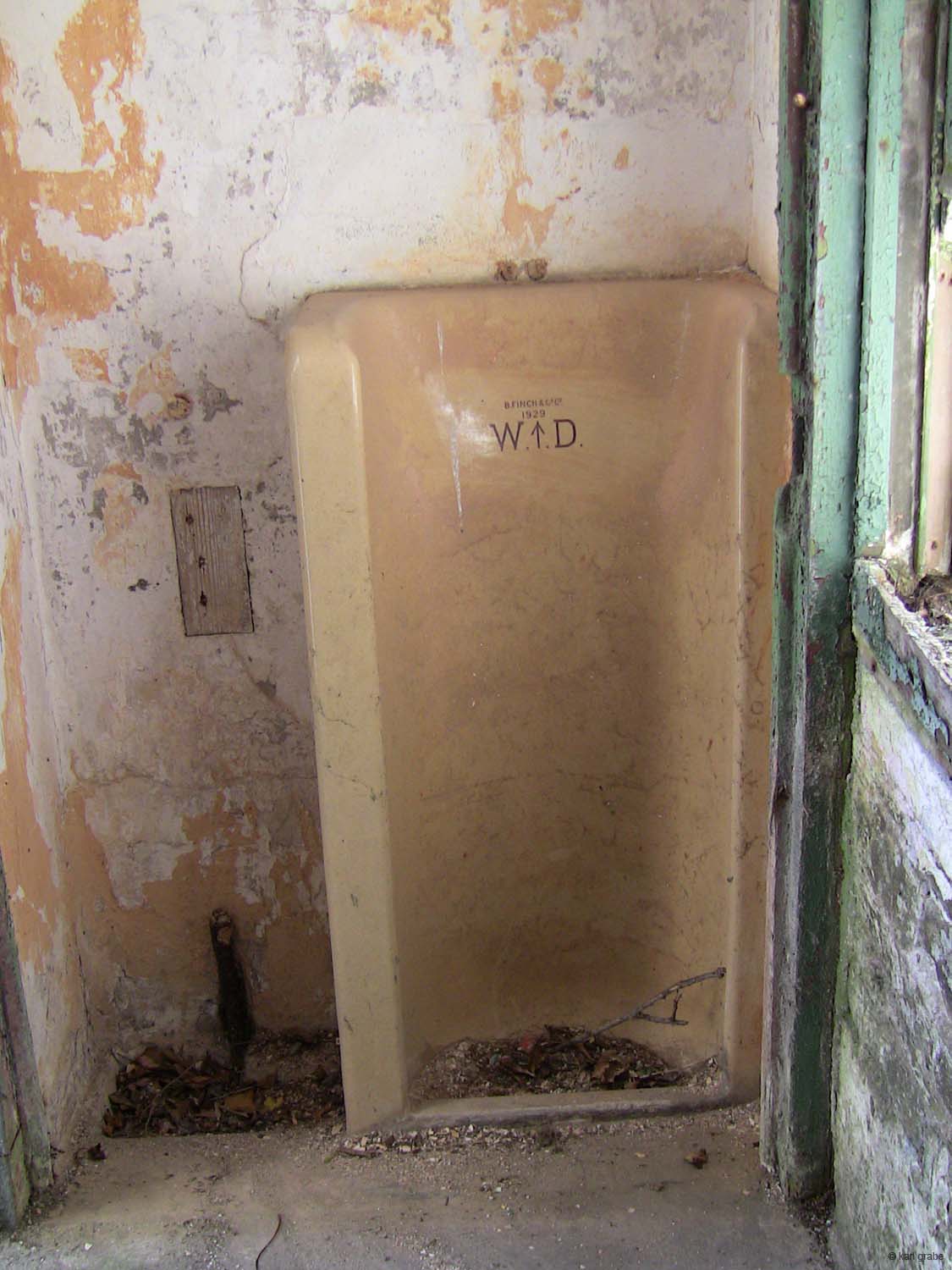 IMG_2886 door urinal